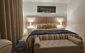 Glebe House - 2 Bedroom Luxury House That Sleeps 6, With Free Private Parking, Easy Access To City Centre, And Near The Motorway